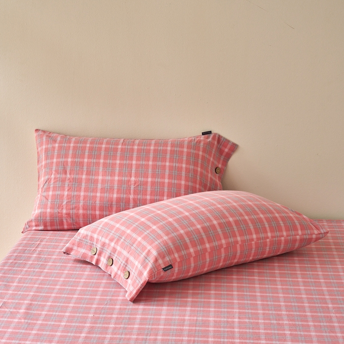 91家纺网 家纺一手货源 找家纺 （总）贝尔 PELLHOME 全棉纽扣色织水洗棉格子四件套单品系列-单枕套（可抖音代发）
