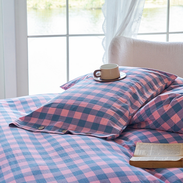 91家纺网 家纺一手货源 找家纺 贝尔 PELLHOME 全棉纽扣色织水洗棉格子四件套单品系列-单枕套（可抖音代发） 梦幻-粉