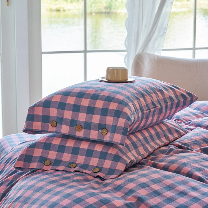 91家纺网 家纺一手货源 找家纺 贝尔 PELLHOME 全棉纽扣色织水洗棉格子四件套单品系列-单枕套（可抖音代发） 梦幻-粉