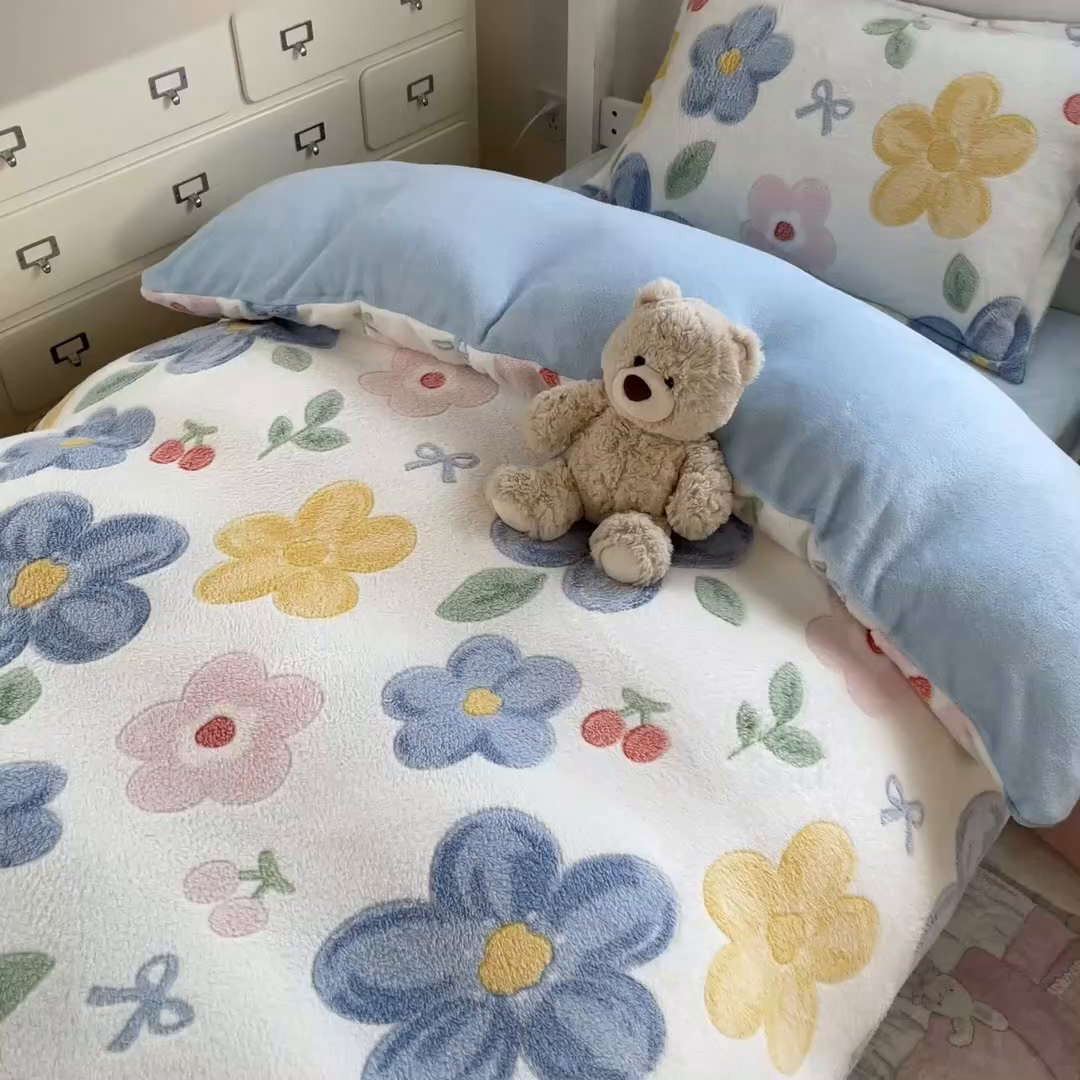 91家纺网 家纺一手货源 找家纺 川悦生活 2025新款立体雪花绒印花四件套学生床系列二场景一 半暖花朵