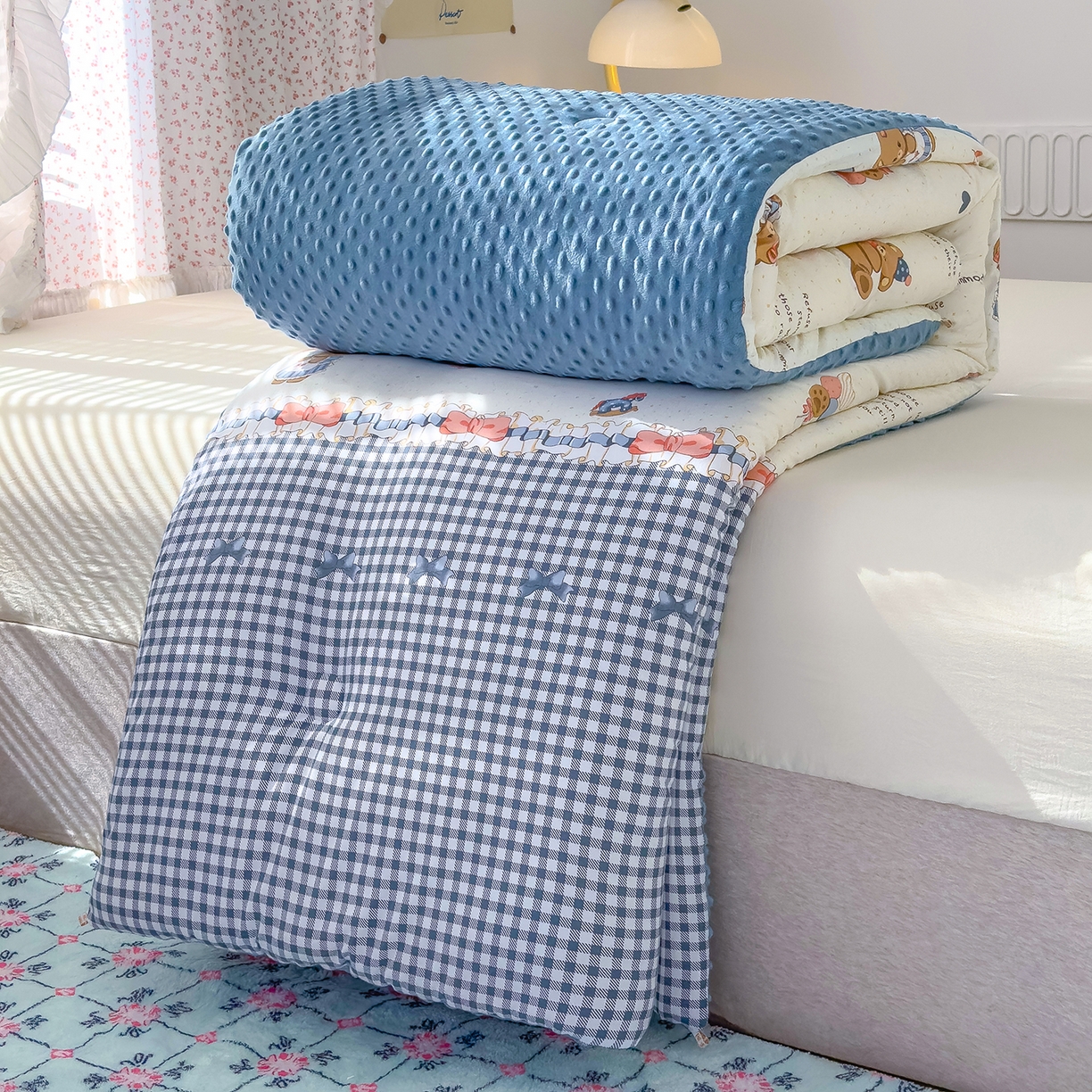 91家纺网 家纺一手货源 找家纺 爱宝被业 2025新款A类水洗棉双层纱豆豆绒被芯 熊趣时光