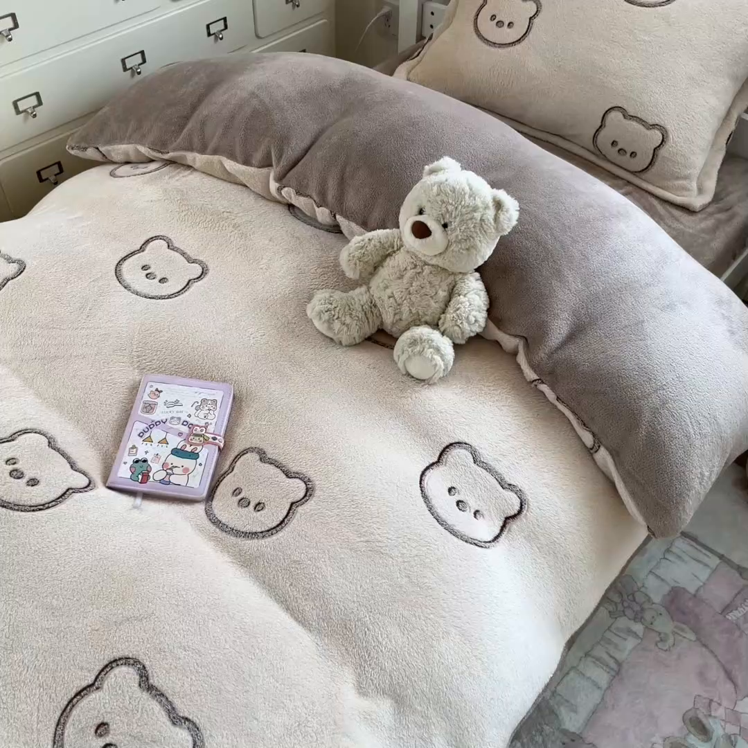 91家纺网 家纺一手货源 找家纺 川悦生活 2025新款立体雪花绒印花四件套学生床系列二场景一 曲奇小熊