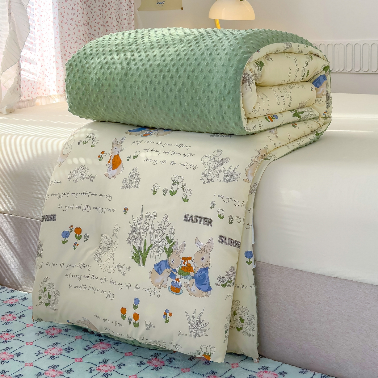 91家纺网 家纺一手货源 找家纺 爱宝被业 2025新款A类水洗棉双层纱豆豆绒被芯 小兔花园