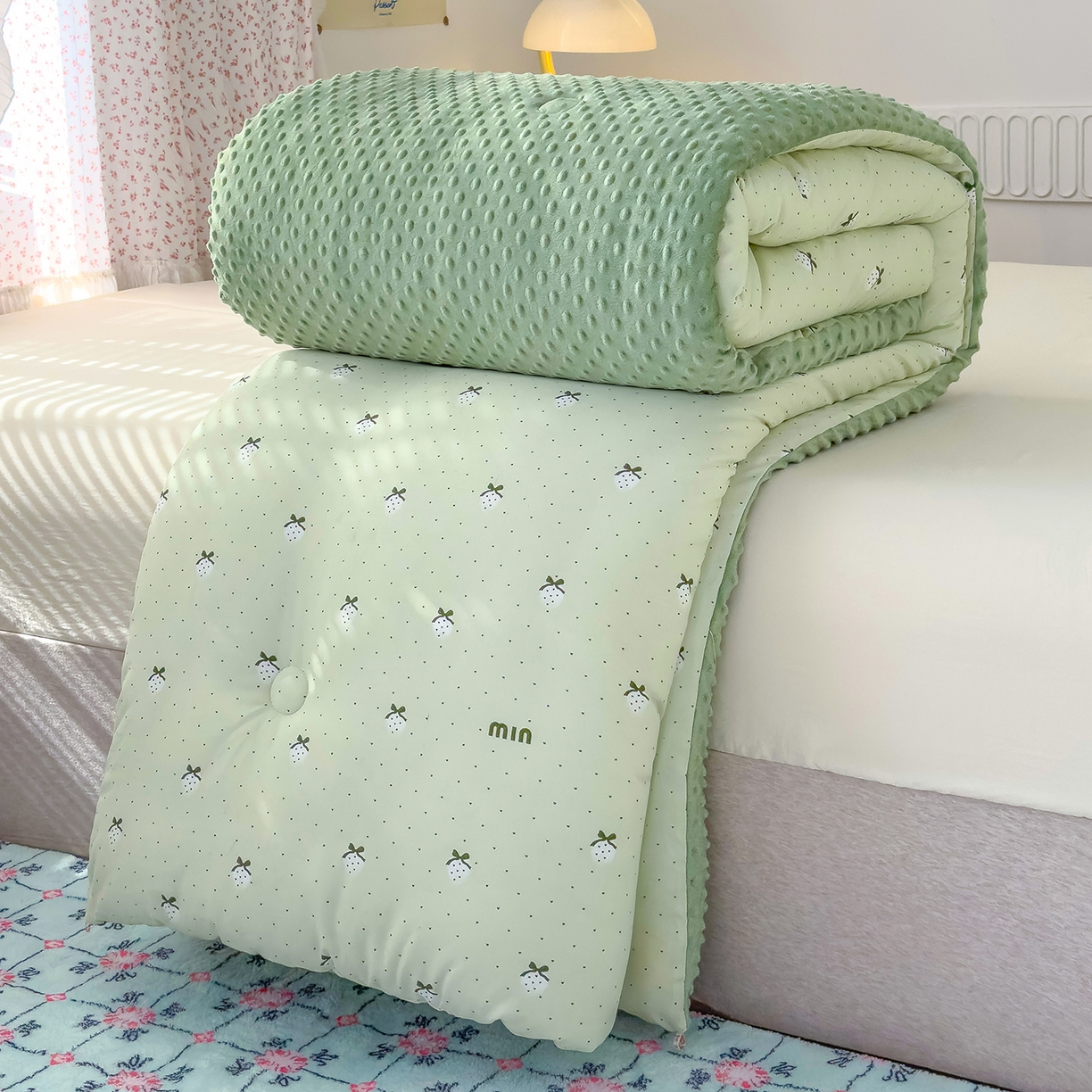 91家纺网 家纺一手货源 找家纺 爱宝被业 2025新款A类水洗棉双层纱豆豆绒被芯 幸福草莓