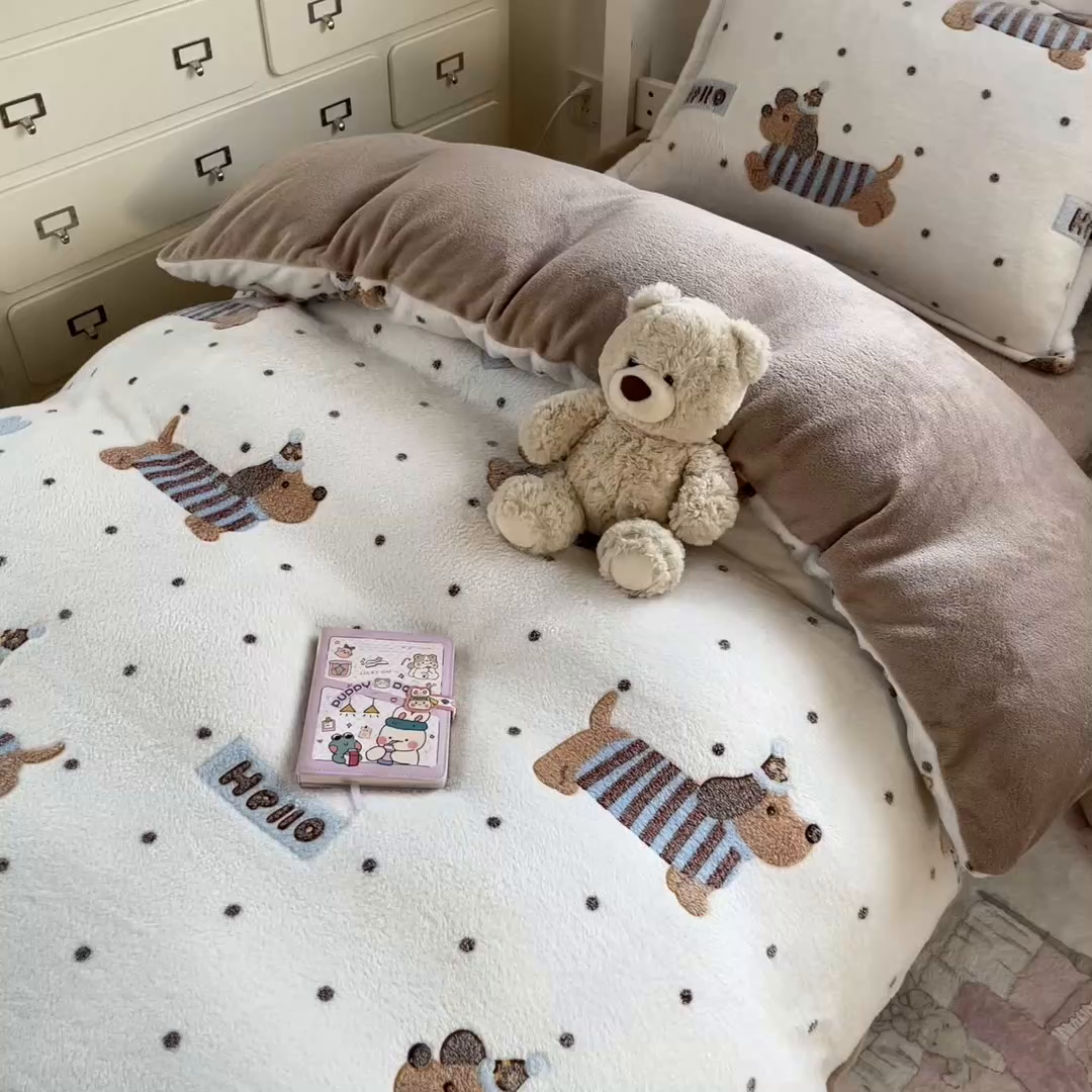 91家纺网 家纺一手货源 找家纺 川悦生活 2025新款立体雪花绒印花四件套学生床系列二场景一 腊肠小点