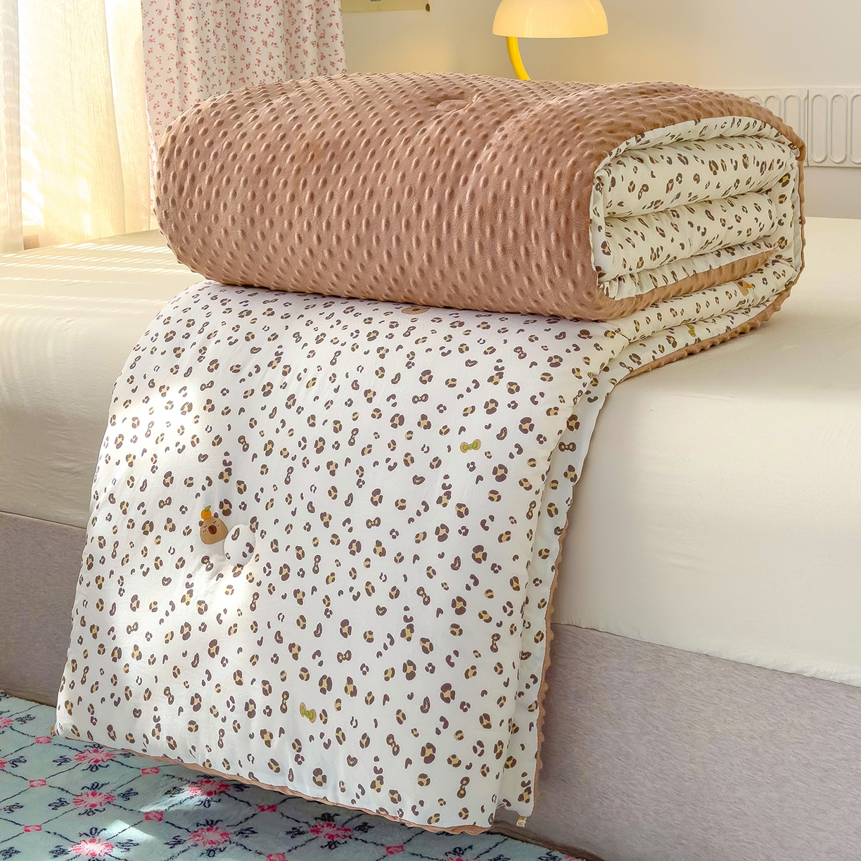 91家纺网 家纺一手货源 找家纺 爱宝被业 2025新款A类水洗棉双层纱豆豆绒被芯 豹纹卡皮巴拉