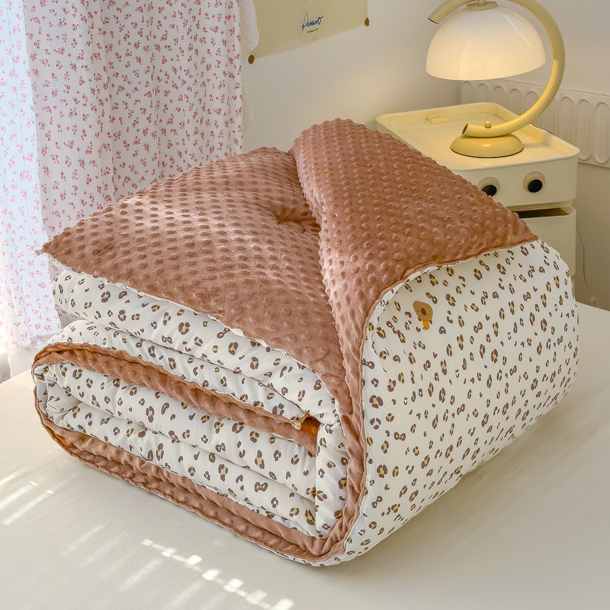 爱宝被业 2025新款A类水洗棉双层纱豆豆绒被芯 豹纹卡皮巴拉