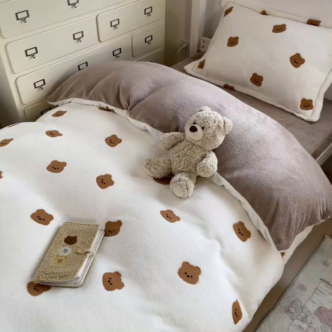 91家纺网 家纺一手货源 找家纺 川悦生活 2025新款立体雪花绒印花四件套学生床系列二场景一 豆奶小熊