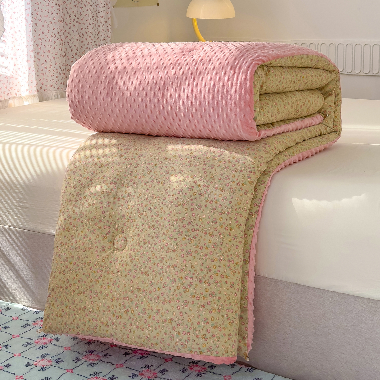 91家纺网 家纺一手货源 找家纺 爱宝被业 2025新款A类水洗棉双层纱豆豆绒被芯 花颜悦色