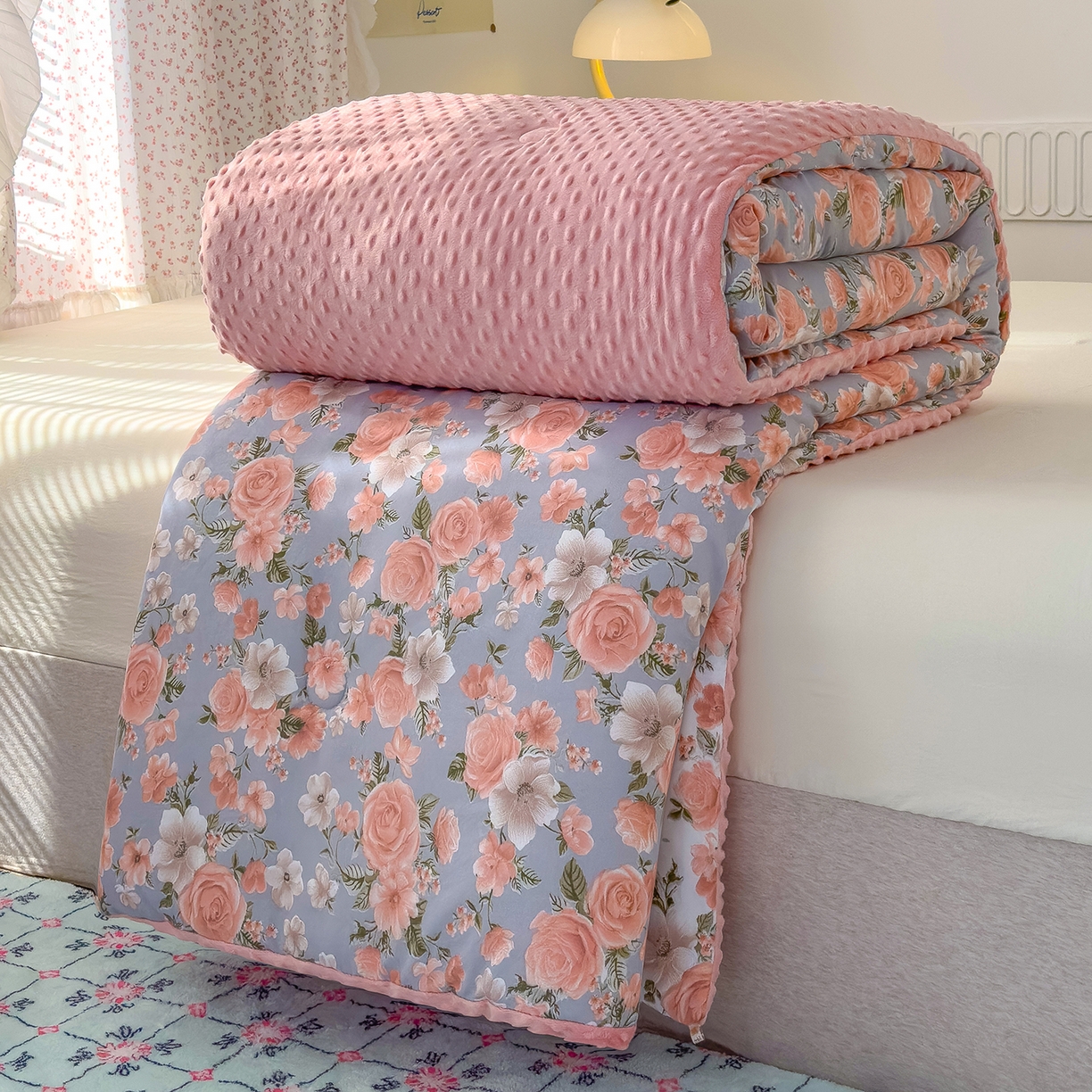 91家纺网 家纺一手货源 找家纺 爱宝被业 2025新款A类水洗棉双层纱豆豆绒被芯 花开朵朵