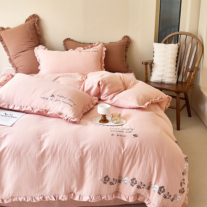 91家纺网 家纺一手货源 找家纺 （总）贝尔 2025新款全棉双层皱皱纱花边刺绣小狗四件套