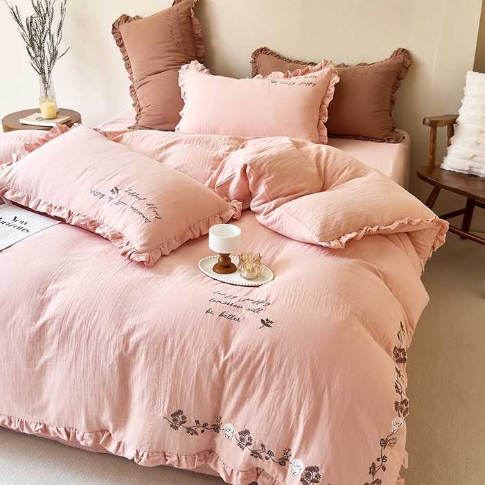 91家纺网 家纺一手货源 找家纺 （总）贝尔 2025新款全棉双层皱皱纱花边刺绣小狗四件套