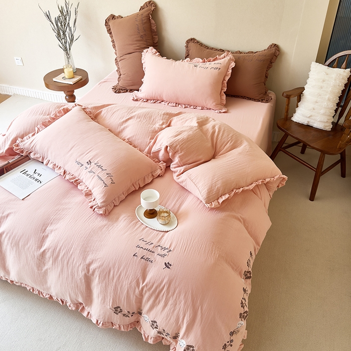 91家纺网 家纺一手货源 找家纺 （总）贝尔 2025新款全棉双层皱皱纱花边刺绣小狗四件套