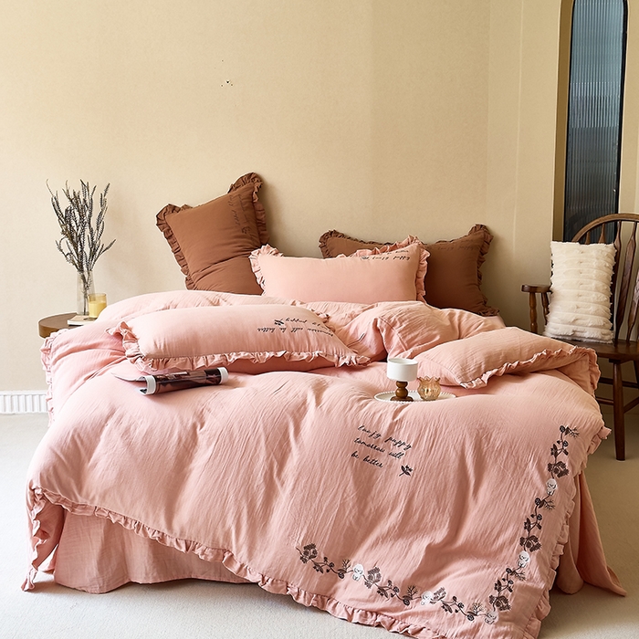 91家纺网 家纺一手货源 找家纺 （总）贝尔 2025新款全棉双层皱皱纱花边刺绣小狗四件套