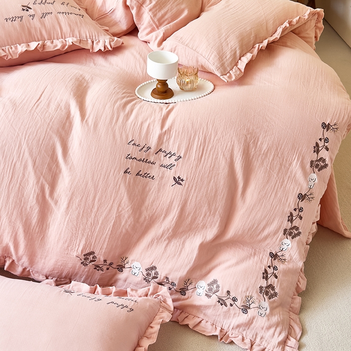 91家纺网 家纺一手货源 找家纺 （总）贝尔 2025新款全棉双层皱皱纱花边刺绣小狗四件套