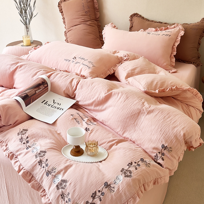 91家纺网 家纺一手货源 找家纺 （总）贝尔 2025新款全棉双层皱皱纱花边刺绣小狗四件套