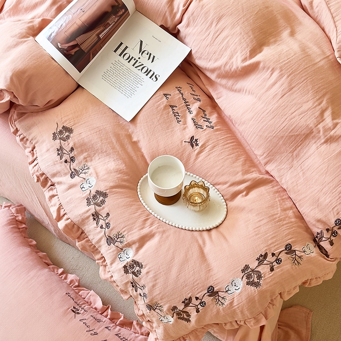 91家纺网 家纺一手货源 找家纺 （总）贝尔 2025新款全棉双层皱皱纱花边刺绣小狗四件套