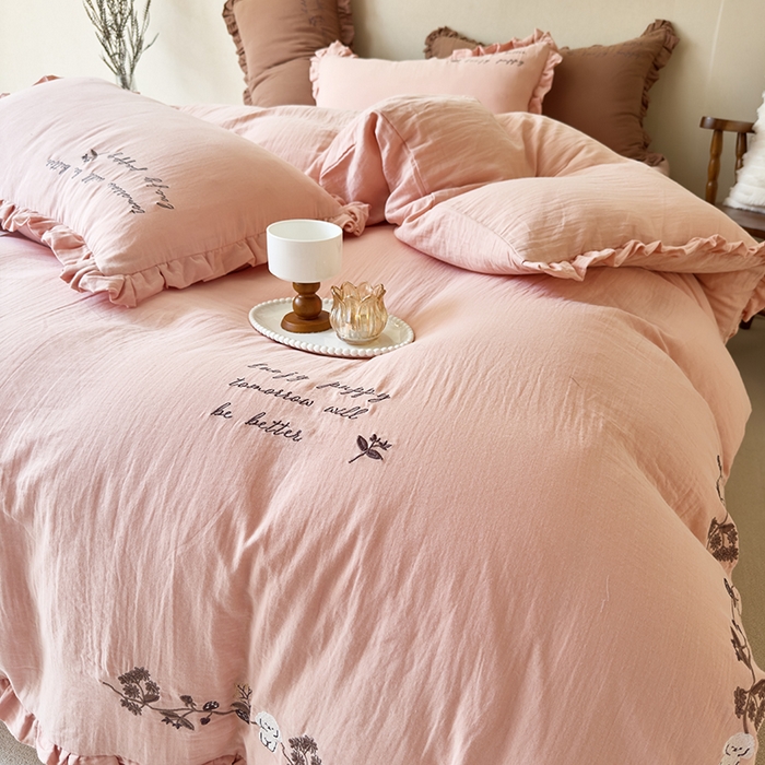 91家纺网 家纺一手货源 找家纺 贝尔 2025新款全棉双层皱皱纱花边刺绣小狗四件套 小狗-淡粉