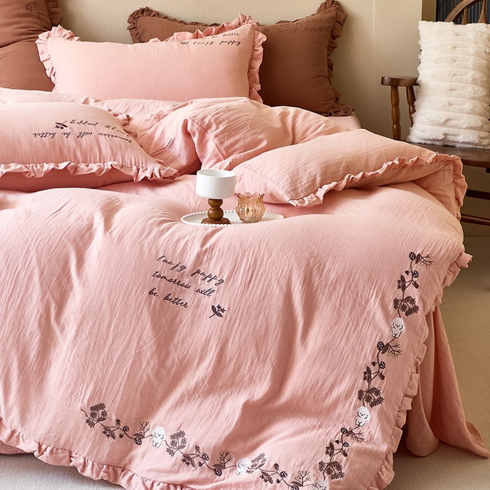 91家纺网 家纺一手货源 找家纺 贝尔 2025新款全棉双层皱皱纱花边刺绣小狗四件套 小狗-淡粉