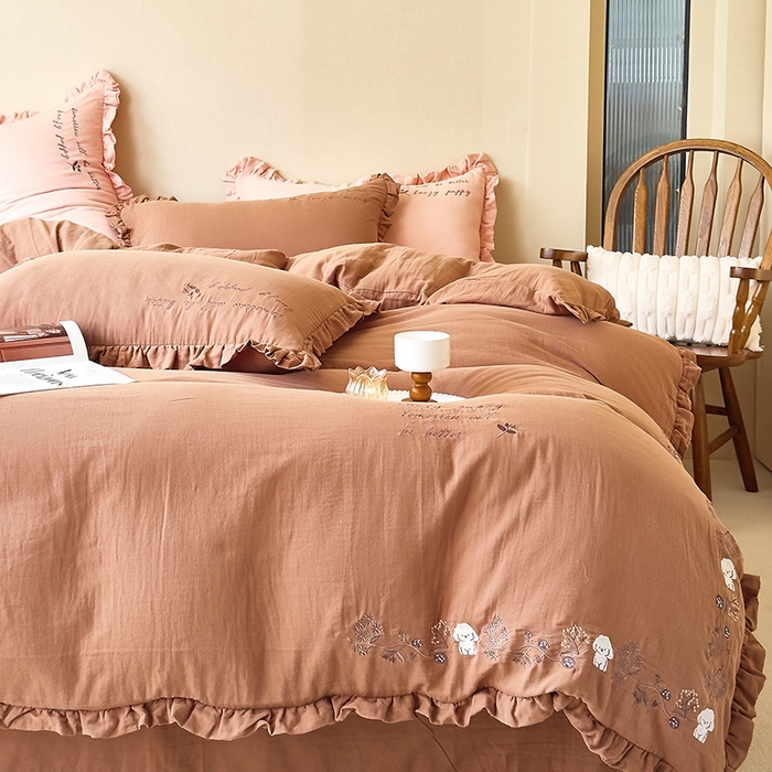 91家纺网 家纺一手货源 找家纺 贝尔 2025新款全棉双层皱皱纱花边刺绣小狗四件套 小狗-棕咖