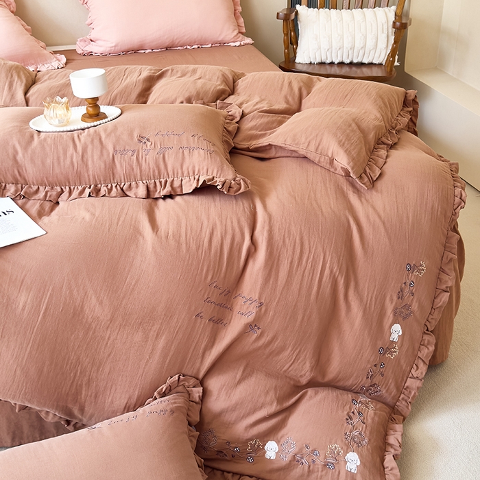 91家纺网 家纺一手货源 找家纺 贝尔 2025新款全棉双层皱皱纱花边刺绣小狗四件套 小狗-棕咖