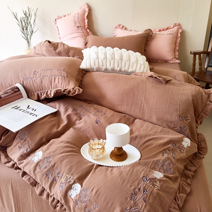 91家纺网 家纺一手货源 找家纺 贝尔 2025新款全棉双层皱皱纱花边刺绣小狗四件套 小狗-棕咖