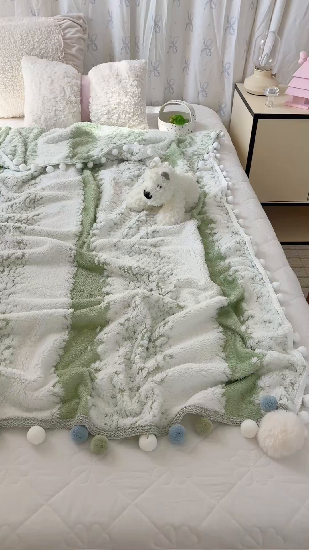 91家纺网 家纺一手货源 找家纺 潮邦创意家居 2025新款250G双色阳离子提花手工小球毯毛毯毯子暖球絮语 暖球絮语-香草绿