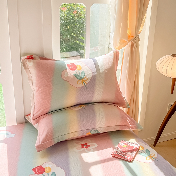 91家纺网 家纺一手货源 找家纺 眠博士 2025新款全棉混纺生态磨毛印花单枕套 磨毛枕套-七彩草莓