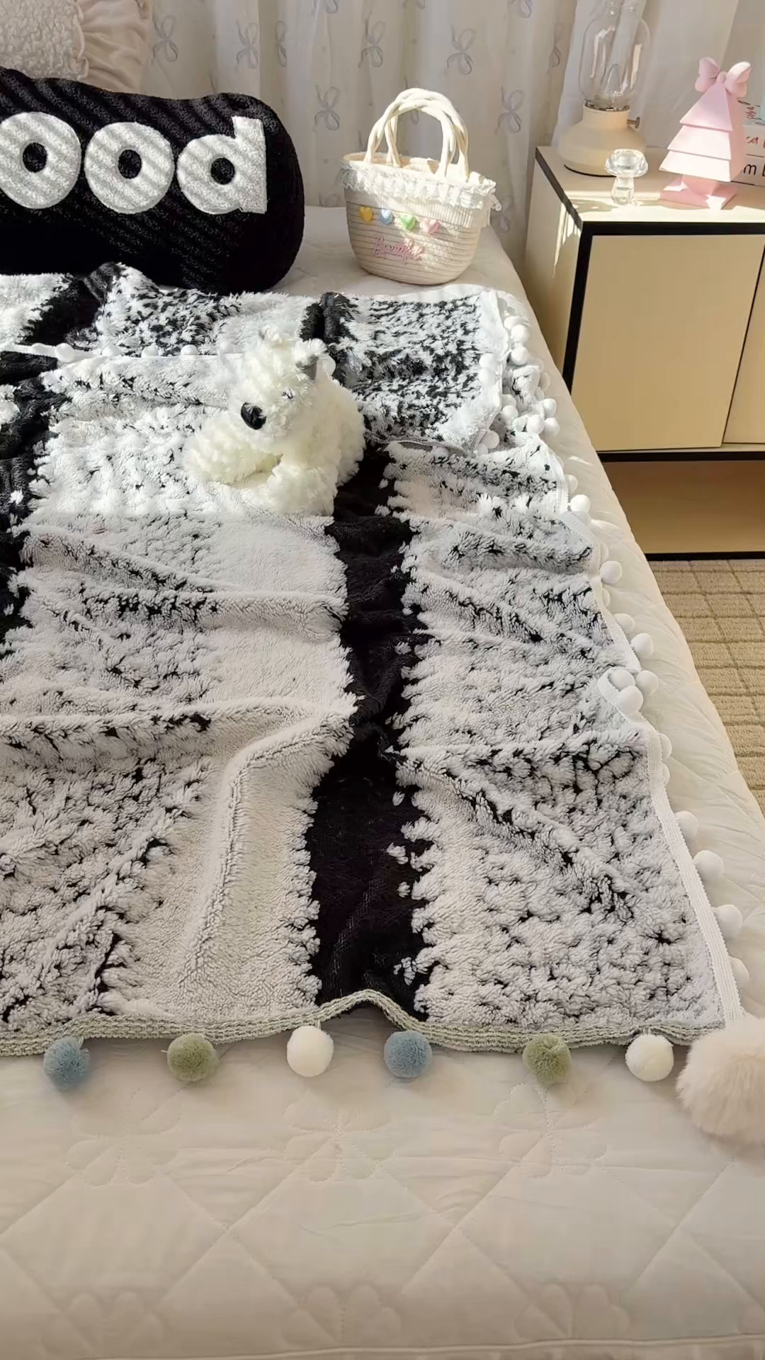 91家纺网 家纺一手货源 找家纺 潮邦创意家居 2025新款250G双色阳离子提花手工小球毯毛毯毯子暖球絮语 暖球絮语-耀黑