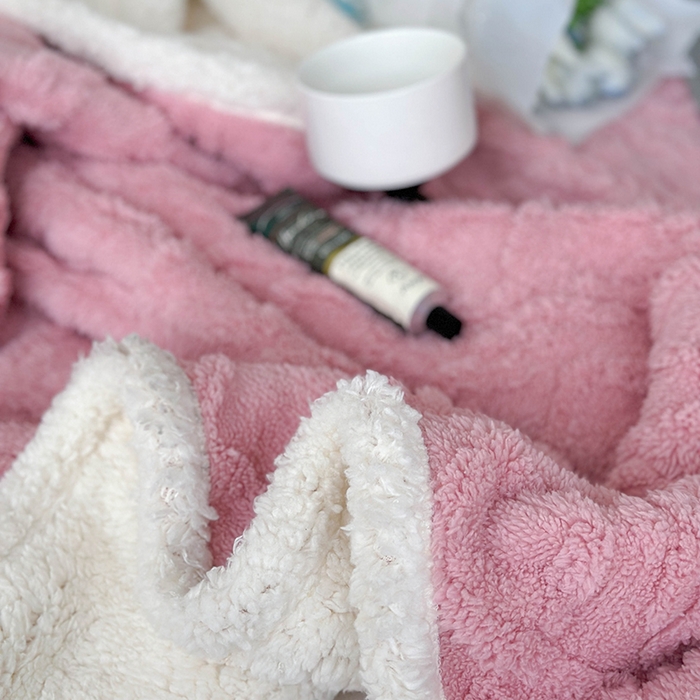 91家纺网 家纺一手货源 找家纺 梵希良品家纺 2025新款新款塔芙绒羊羔绒双层毯子加厚盖毯办公室午休沙发毯毯子 玫瑰粉