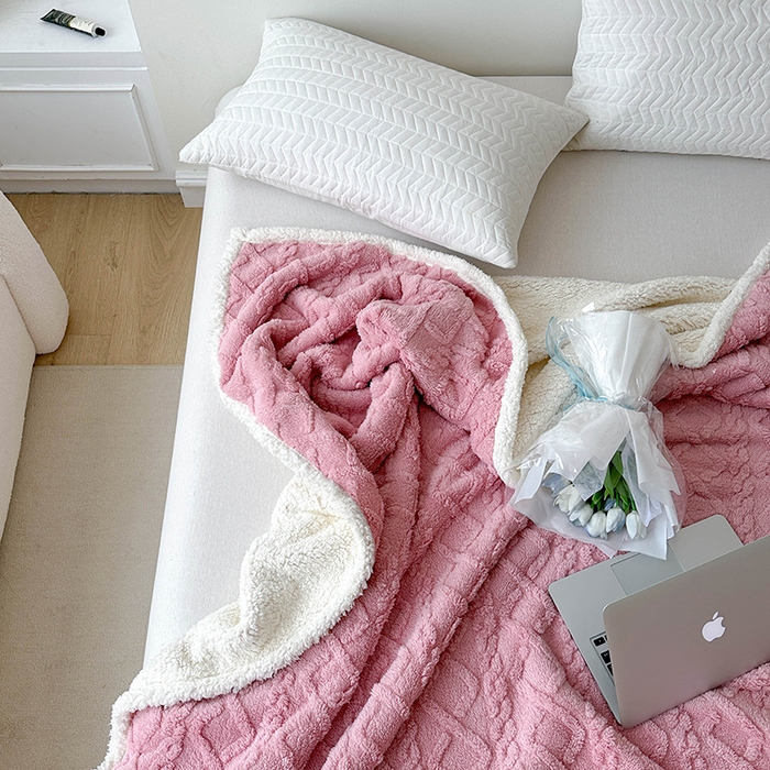 91家纺网 家纺一手货源 找家纺 梵希良品家纺 2025新款新款塔芙绒羊羔绒双层毯子加厚盖毯办公室午休沙发毯毯子 玫瑰粉