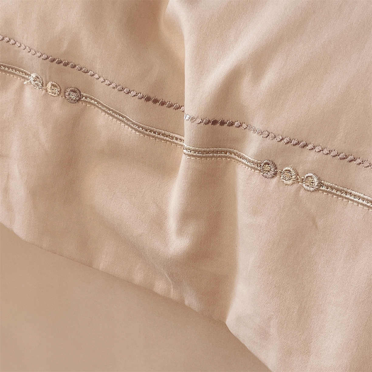 91家纺网 家纺一手货源 找家纺 （总）鼎飞家纺 2025秋冬新款长绒棉纯棉磨毛绣花拼接四件套-以纯系列