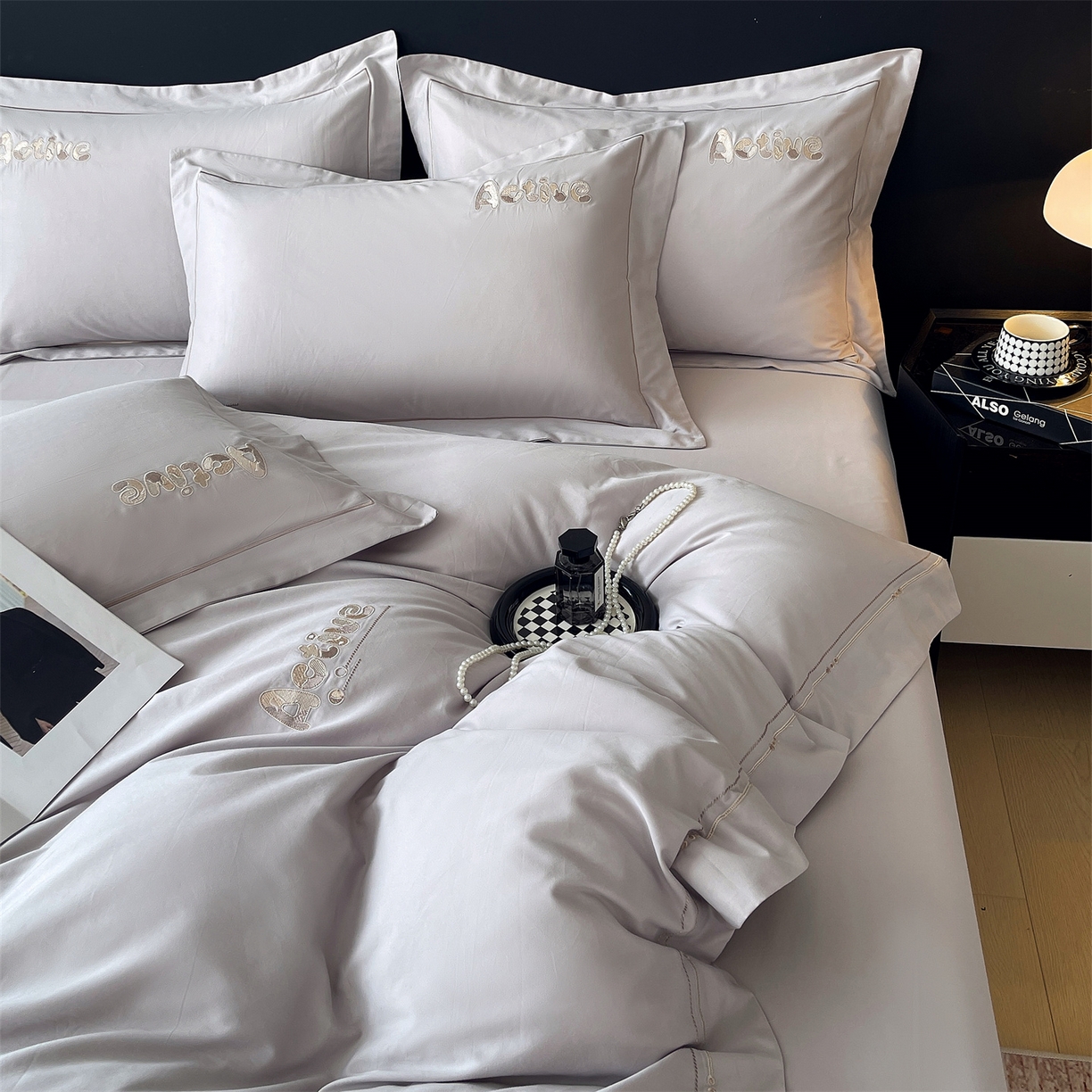 91家纺网 家纺一手货源 找家纺 鼎飞家纺 2025秋冬新款长绒棉纯棉磨毛绣花拼接四件套-以纯系列 以纯-浅灰