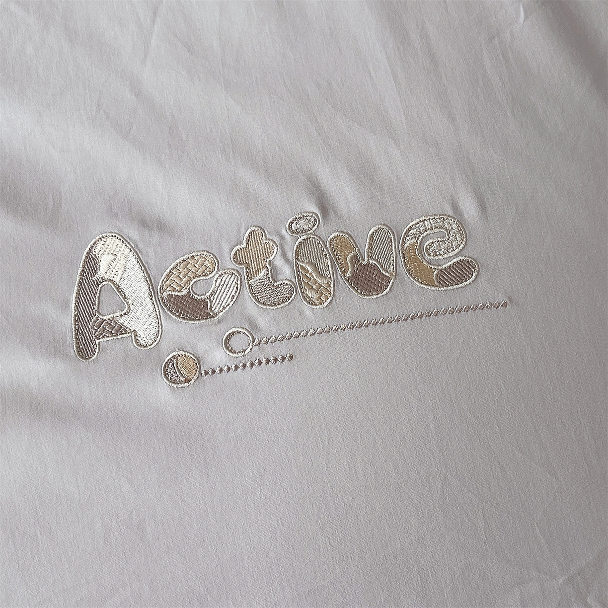 91家纺网 家纺一手货源 找家纺 鼎飞家纺 2025秋冬新款长绒棉纯棉磨毛绣花拼接四件套-以纯系列 以纯-浅灰