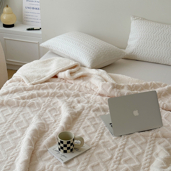 91家纺网 家纺一手货源 找家纺 梵希良品家纺 2025新款新款塔芙绒羊羔绒双层毯子加厚盖毯办公室午休沙发毯毯子 米白