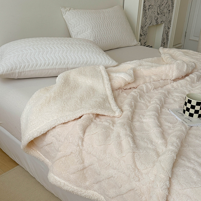 91家纺网 家纺一手货源 找家纺 梵希良品家纺 2025新款新款塔芙绒羊羔绒双层毯子加厚盖毯办公室午休沙发毯毯子 米白