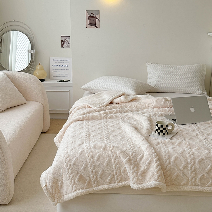 91家纺网 家纺一手货源 找家纺 梵希良品家纺 2025新款新款塔芙绒羊羔绒双层毯子加厚盖毯办公室午休沙发毯毯子 米白