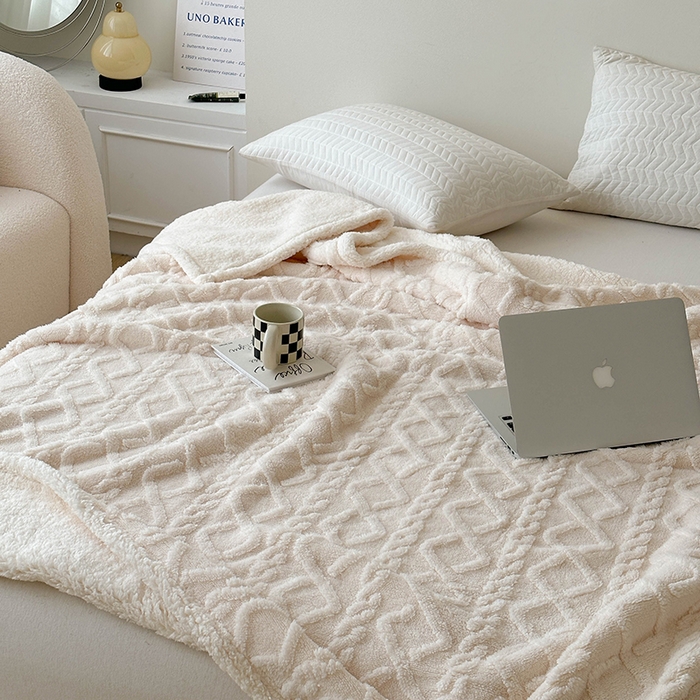 91家纺网 家纺一手货源 找家纺 梵希良品家纺 2025新款新款塔芙绒羊羔绒双层毯子加厚盖毯办公室午休沙发毯毯子 米白