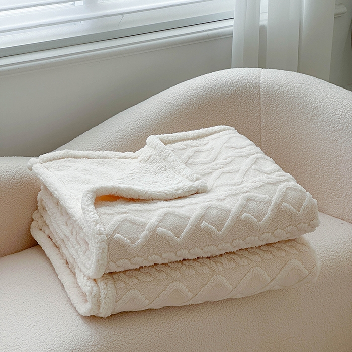 91家纺网 家纺一手货源 找家纺 梵希良品家纺 2025新款新款塔芙绒羊羔绒双层毯子加厚盖毯办公室午休沙发毯毯子 米白