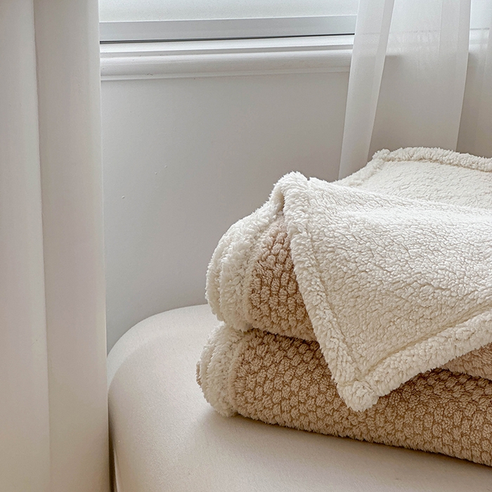 91家纺网 家纺一手货源 找家纺 梵希良品家纺 2025新款玫瑰绒毛毯珊瑚绒小毯子办公室午睡毯床上用盖毯沙发毯毯子 奶咖