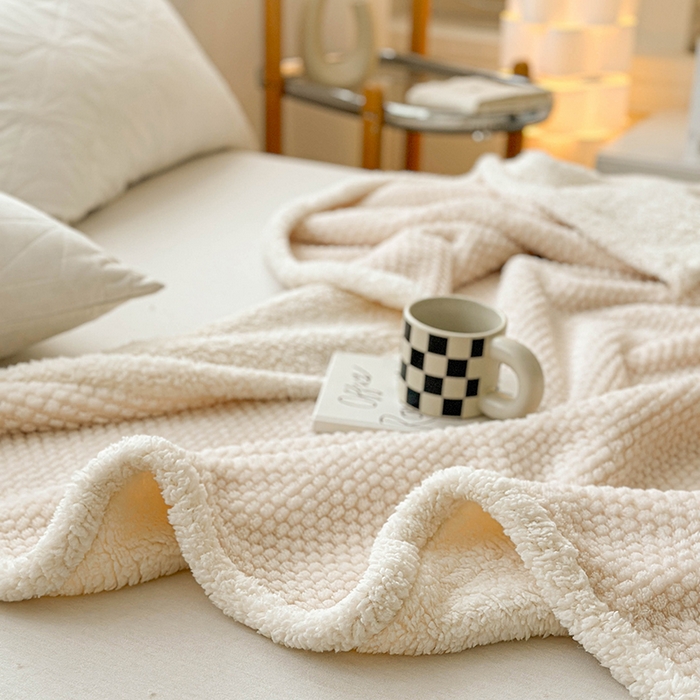 91家纺网 家纺一手货源 找家纺 梵希良品家纺 2025新款玫瑰绒毛毯珊瑚绒小毯子办公室午睡毯床上用盖毯沙发毯毯子 奶油白