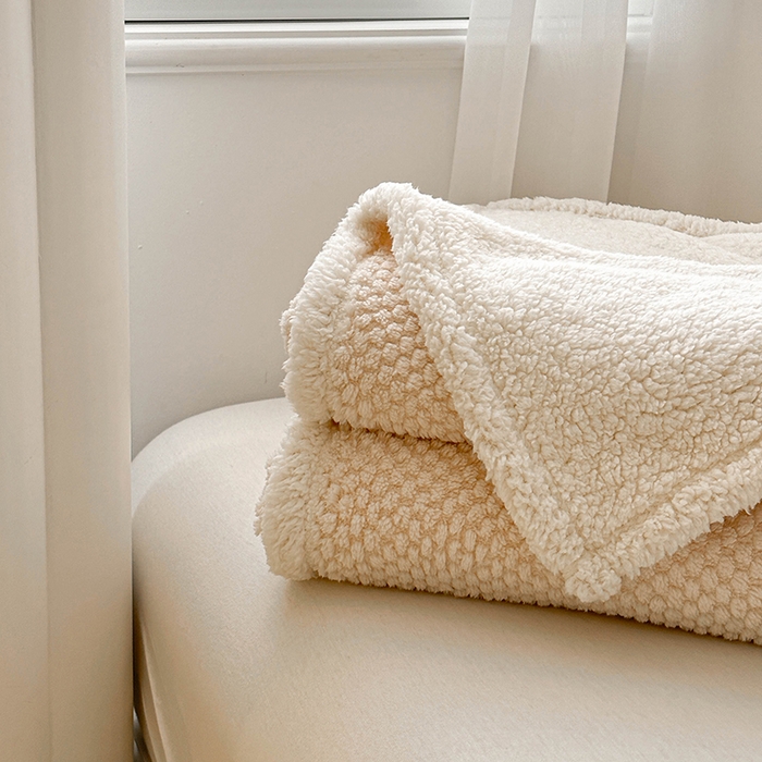 91家纺网 家纺一手货源 找家纺 梵希良品家纺 2025新款玫瑰绒毛毯珊瑚绒小毯子办公室午睡毯床上用盖毯沙发毯毯子 奶油白