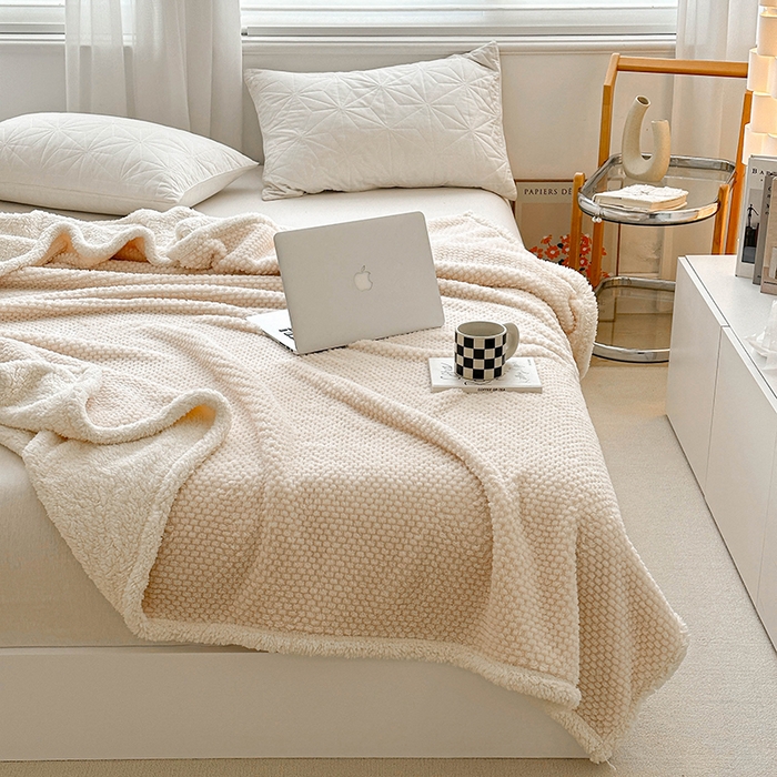 91家纺网 家纺一手货源 找家纺 梵希良品家纺 2025新款玫瑰绒毛毯珊瑚绒小毯子办公室午睡毯床上用盖毯沙发毯毯子 奶油白