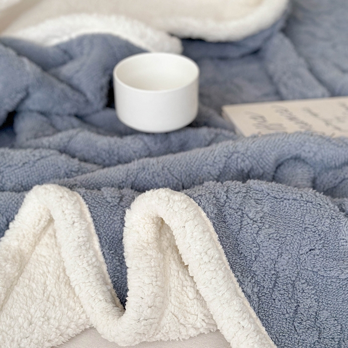 91家纺网 家纺一手货源 找家纺 梵希良品家纺 2025新款新款塔芙绒羊羔绒双层毯子加厚盖毯办公室午休沙发毯毯子 雾霾蓝