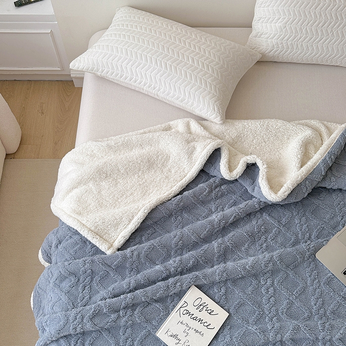 91家纺网 家纺一手货源 找家纺 梵希良品家纺 2025新款新款塔芙绒羊羔绒双层毯子加厚盖毯办公室午休沙发毯毯子 雾霾蓝