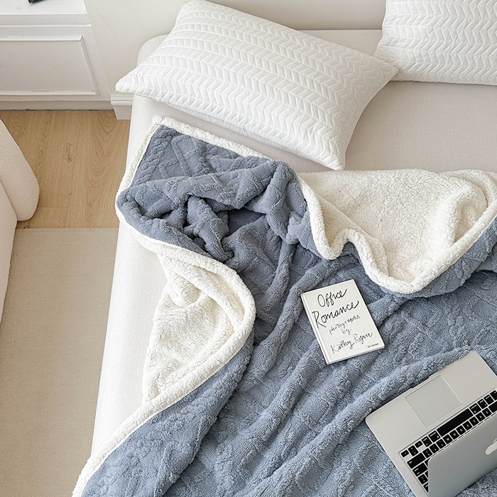 91家纺网 家纺一手货源 找家纺 梵希良品家纺 2025新款新款塔芙绒羊羔绒双层毯子加厚盖毯办公室午休沙发毯毯子 雾霾蓝