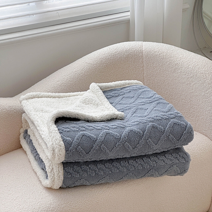 91家纺网 家纺一手货源 找家纺 梵希良品家纺 2025新款新款塔芙绒羊羔绒双层毯子加厚盖毯办公室午休沙发毯毯子 雾霾蓝