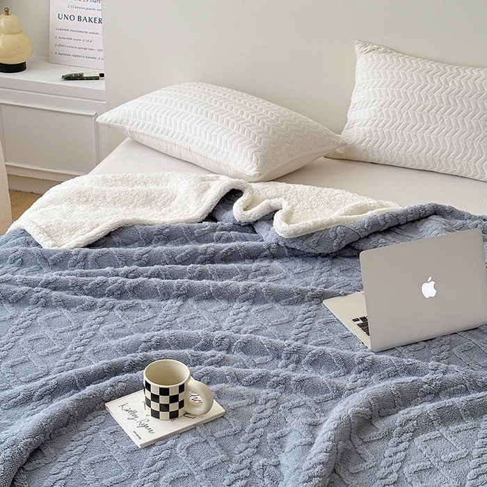 91家纺网 家纺一手货源 找家纺 梵希良品家纺 2025新款新款塔芙绒羊羔绒双层毯子加厚盖毯办公室午休沙发毯毯子 雾霾蓝