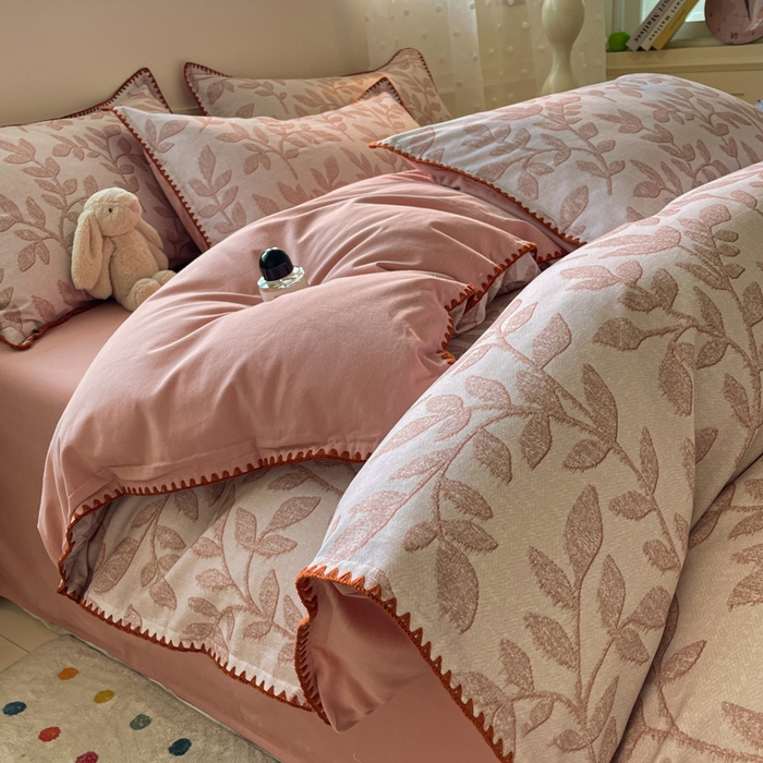 91家纺网 家纺一手货源 找家纺 如一 2025新款加厚全棉磨毛三角针四件套 叶语-粉