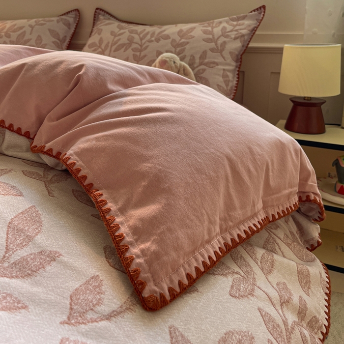 91家纺网 家纺一手货源 找家纺 如一 2025新款加厚全棉磨毛三角针四件套 叶语-粉